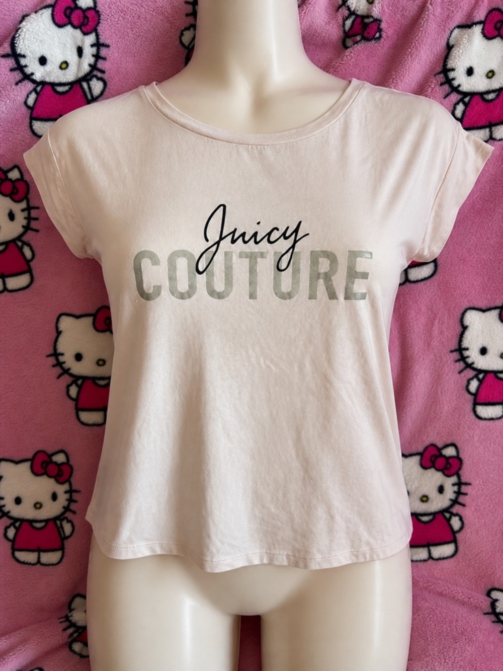 Cute and comfy Juicy Couture cream-colored top with a relaxed oversized fit